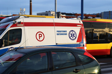 Ambulans na sygnale jedzie w korku przez miasto do chorego. 