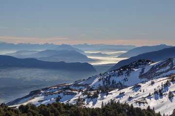 Vue du Mont Blanc enneig&eacute; depuis le cr&ecirc;t de la neige dans le Jura au coucher de soleil