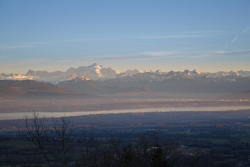 Vue du Mont Blanc enneigé depuis le crêt de la neige dans le Jura au coucher de soleil