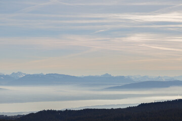 Obraz premium Vue du Mont Blanc enneigé depuis le crêt de la neige dans le Jura au coucher de soleil