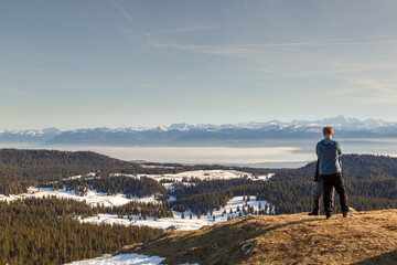 Touristes admirent le panorama du Mont Blanc depuis le crêt de la neige dans le Jura en France