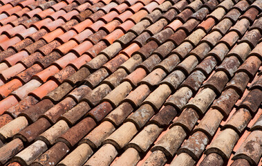 altes verwittertes Ziegeldach