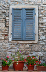 Fototapeta na wymiar Altes verwittertes Fenster in der Altstadt von Bale,Istrien,Kroatien,