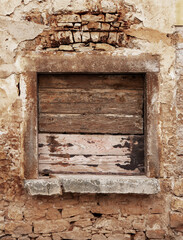 Altes verwittertes Fenster in der Altstadt von Bale,Istrien,Kroatien,