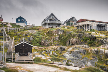 Fototapeta na wymiar colored church and houses in ilulissat town