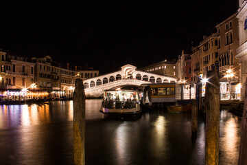 Obraz na płótnie Canvas Beautiful view of the Rialto Bridge in Venice, Italy