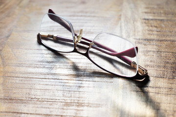 Gafas de visión sobre mesa de madera rústica 