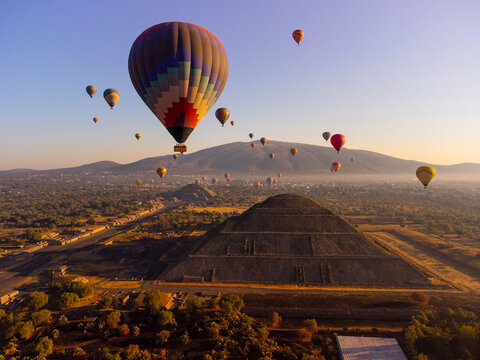 Sunrise on hot air balloon over the Teotihuacan pyramid