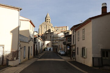 Fototapeta na wymiar Rue typique, village de Saint Saint Saturnin, département du Puy de Dome, France