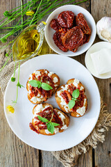 Bruschetta with sun-dried tomatoes, goat cheese and basil