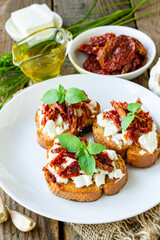 Bruschetta with sun-dried tomatoes, goat cheese and basil