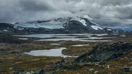 Fototapeta na wymiar Mountain and snow peaks of Norway.Glacial lakes. Peace and quiet.