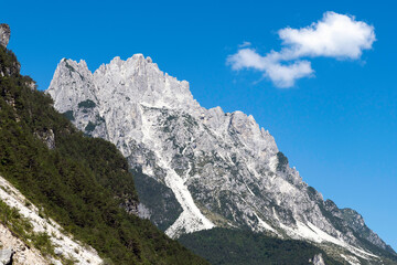 Fototapeta na wymiar Montagna rocciosa e cielo blu Val Aupa, Friuli Venezia Giulia 