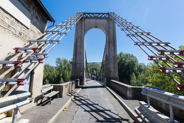 pont sur la rivière l'Allier à Coudes dans le Puy-de-dôme en auvergne en été	 - obrazy, fototapety, plakaty