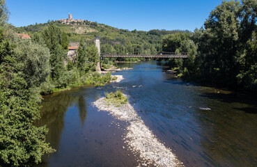 Fototapeta na wymiar la rivière l'Allier à Coudes dans le Puy-de-dôme en auvergne en été