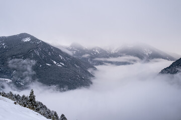 Obraz premium Snowy mountain landscape under the clouds