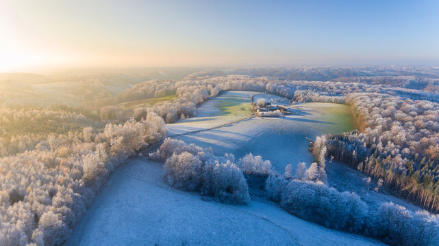 Atemberaubende Winterlandschaft im Bergischen Land mit warmen Sonnenlicht