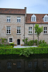Fototapeta na wymiar Houses along the canal in Brugge