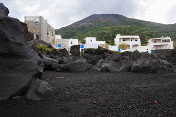 Schwarzer Sand und weisse Häuser sind ein typisches Erscheinungsbild der Vulkaninsel Stromboli