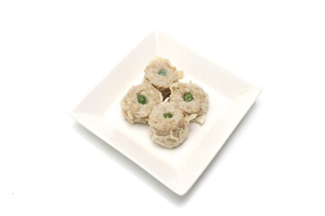 白い皿にのせたシュウマイ