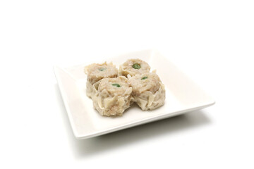 白い皿にのせたシュウマイ
