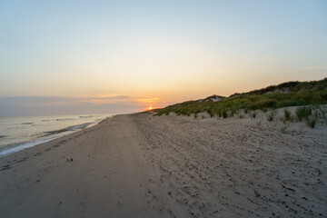 Wschód słońca nad plażą w Rowach, nad Morzem Bałtyckim, wał nadmorski