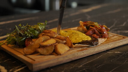 Roast plate with meat and sauce