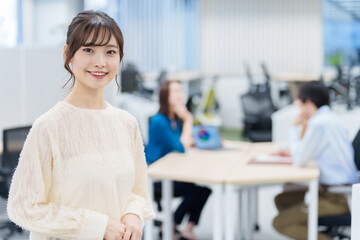 オフィスで働く若い女性のポートレート