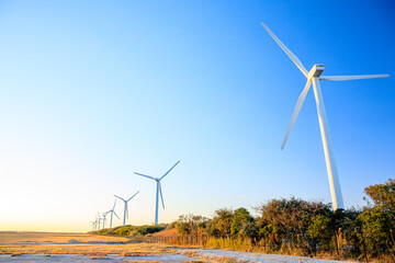 夕暮れ時の冬の響灘の風車　響灘北緑地公園　福岡県北九州市　Windmills in Hibikinada in winter at dusk. Hibikinada North Park. Fukuoka Prefecture, Kitakyushu City.