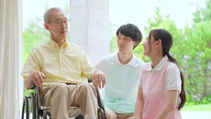 車椅子に乗った高齢者を介護するヘルパー