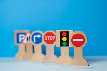 panneaux de signalisation en bois, code de la route sur fond bleu