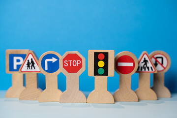 panneau de signalisation code de la route en bois sur fond bleu