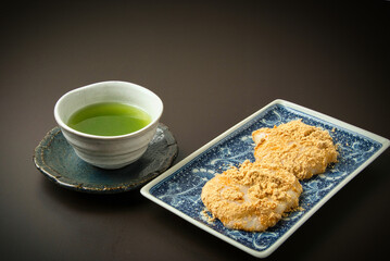 焼いて湯につけた餅を、大豆を炒った後に挽いて粉にしたきなこの衣をまとわせたきなこもち