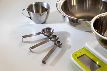 テーブルの上のさまざまなキッチン用品