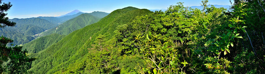 道志山塊の赤鞍ヶ岳　ウバガ岩より富士山と道志山稜を望むパノラマ写真
道志山塊　赤鞍ヶ岳　ウバガ岩より左奥から手前へ富士山、御正体山、今倉山、菜畑山、朝日山（赤鞍ヶ岳）、左端から右へ大界木山、城ヶ尾山、鳥ノ胸山、菰釣山
