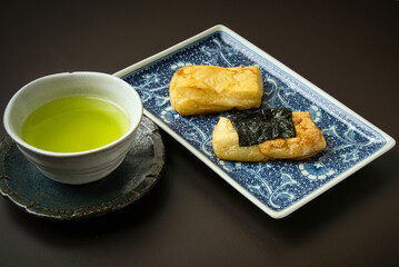 自宅で作った餅を焼いて、しょう油をつけたしょう油餅とのりを巻いた磯辺焼き