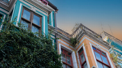 Obraz premium Balat district in Istanbul Turkey. Colorful houses in Balat. historic streets in Istanbul