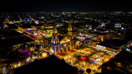 Catedral de Guadalajara en el centro durante la noche en vísperas de navidad con dron. 