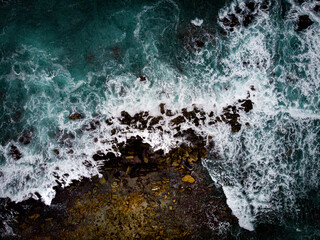 orilla del mar, océano junto a piedras. Con dron