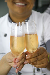 Brindis con copas chocando