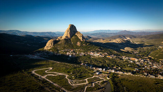 Pe&ntilde;a de Bernal en Queretaro, con dron. Piedra, monolito gigante.
