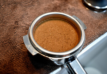 커피내리기 전 포터 필터에 커피가루가 압축되어있다.