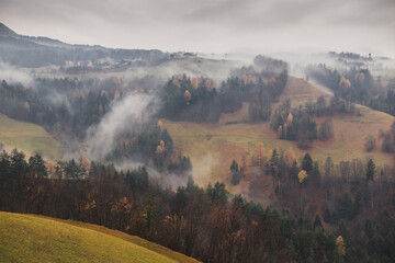 Fototapeta na wymiar misty morning in the mountains