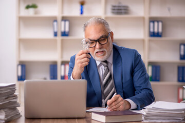 Old male employee in happy idea concept