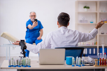 Obraz premium Two male chemists in drugs synthesis concept