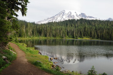Fototapeta na wymiar Mount Rainier National Park Lake 