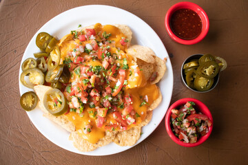 Nachos con queso y pico de gallo 