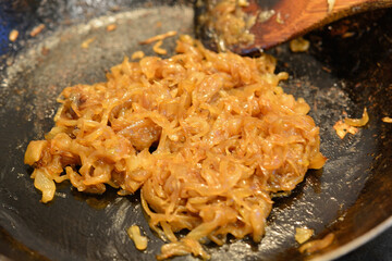 じっくり炒めて飴色になったタマネギのソテー