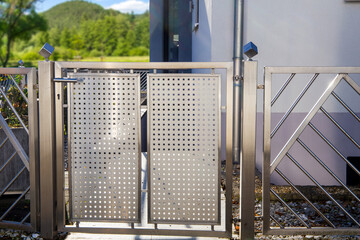 Schöner und hochwertiger Metallzaun aus Edelstahl als Grundstücks- bzw. Gartenbegrenzung