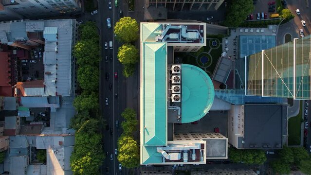  Traffic in the street and building roofs